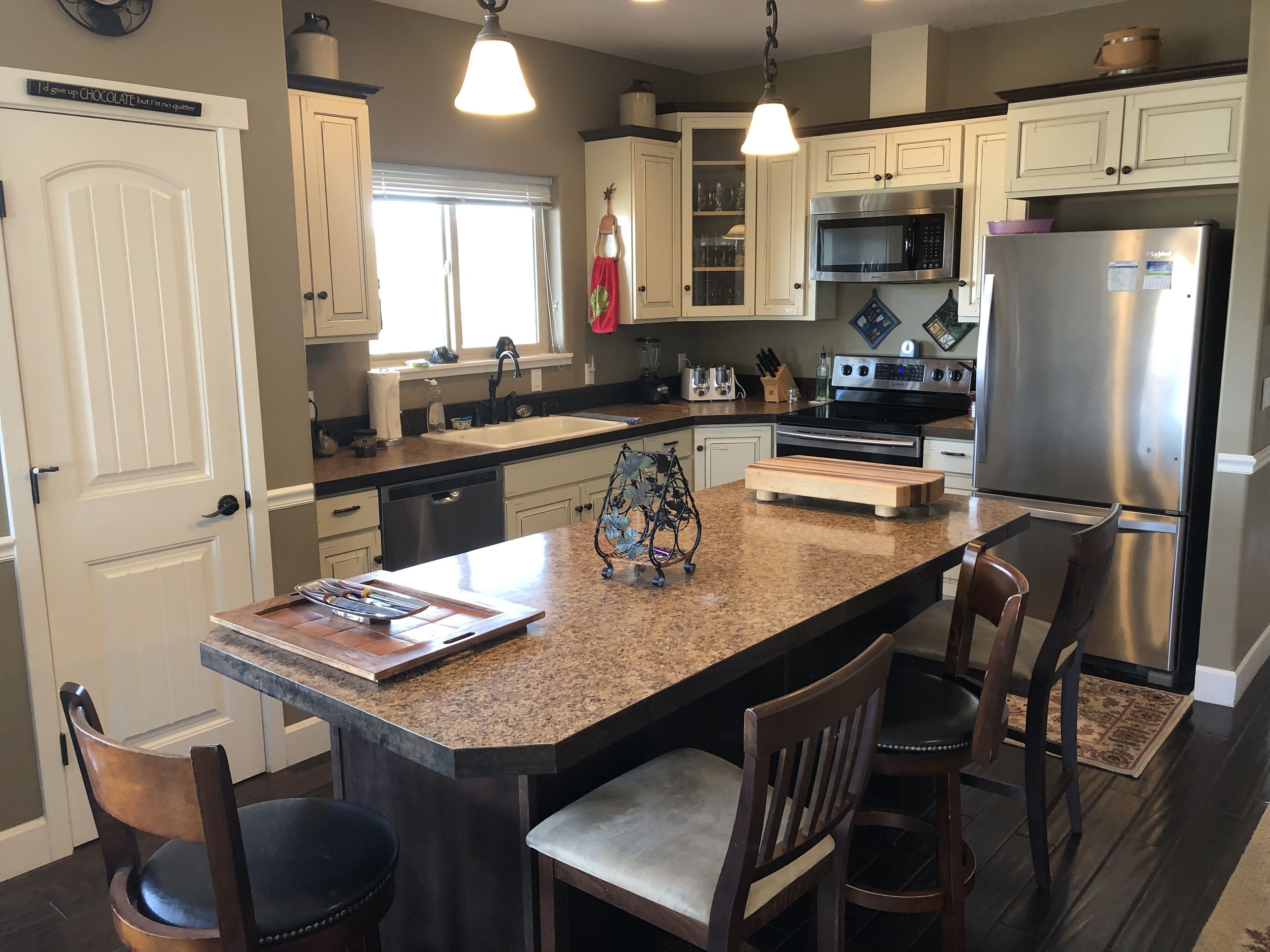 Køleskab, mikrobølgeovn, ovn, kogeplade