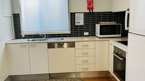Grille-pain, batterie de cuisine, vaisselle et ustensiles