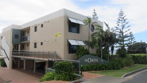 Un bâtiment moderne sur lequel est apposée une enseigne indiquant « NORD ».