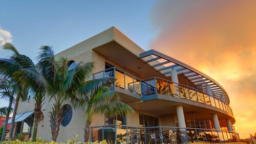 NORTHPOINT UNIT  8 - 100 METRES TO THE BEACH