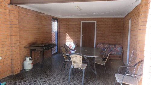 BEACHWAY - EASY WALK TO BEACH, ENTERTAINING AREA