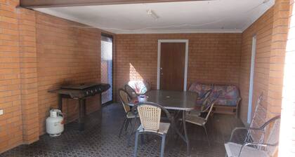 BEACHWAY - EASY WALK TO BEACH, ENTERTAINING AREA