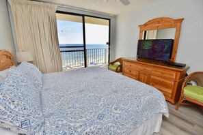 3 bedrooms, iron/ironing board, free WiFi, bed sheets - Beachfront condo with multiple beach views (Gulf Shores)