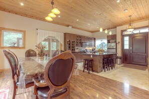 Dining - Prime Muskoka location, Luxury cottage for rent (Bracebridge)