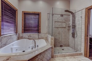Hair dryer, towels, soap, toilet paper - Prime Muskoka location, Luxury cottage for rent (Bracebridge)