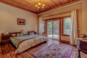 4 quartos, escrivaninha, ferros/tábuas de passar roupa