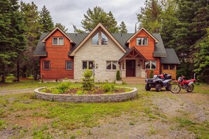 Exterior - Prime Muskoka location, Luxury cottage for rent (Bracebridge)