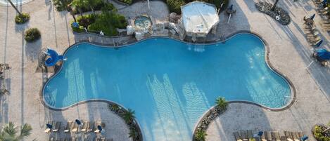 Alberca al aire libre y alberca climatizada