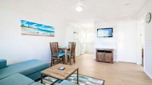 TV, DVD player - TRAVELLERS PALMS UNIT 1 - RECENTLY RENOVATED (SOUTH WEST ROCKS)