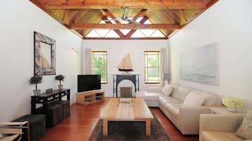 Een televisie en een open haard