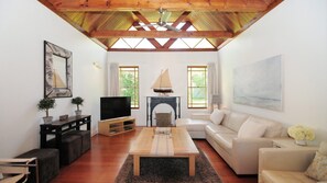 TV, fireplace