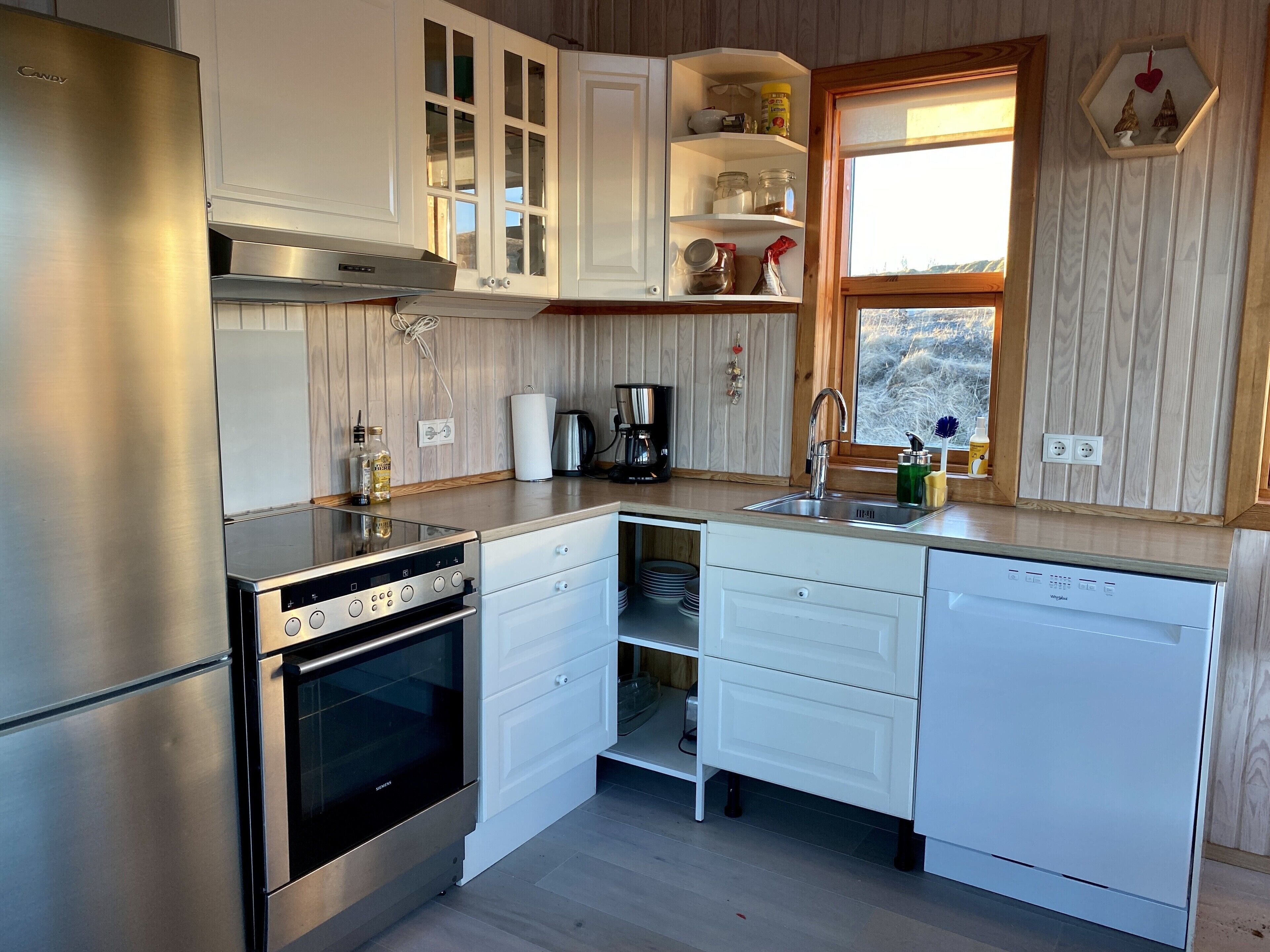 Fridge, oven, stovetop, dishwasher