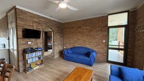 TV, DVD player - WOODY WONDER UNIT 1 - PARK VIEWS WITH AIRCONDITIONING (South West Rocks)