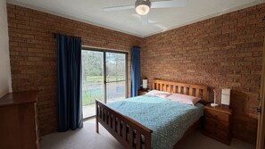 2 bedrooms - WOODY WONDER UNIT 1 - PARK VIEWS WITH AIRCONDITIONING (South West Rocks)