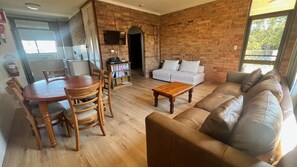 TV, DVD player - WOODY WONDER UNIT 1 - PARK VIEWS WITH AIRCONDITIONING (South West Rocks)