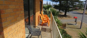 WOODY WONDER UNIT 1 - PARK VIEWS WITH AIRCONDITIONING