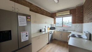 Microwave, dishwasher - WOODY WONDER UNIT 1 - PARK VIEWS WITH AIRCONDITIONING (South West Rocks)