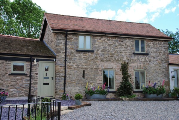 المنشأة من الخارج