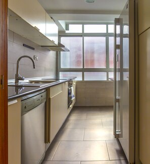 Kylskåp, mikrovågsugn, ugn och spishäll