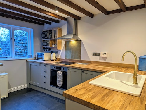 Charming,  cosy cottage. Family and dog friendly.