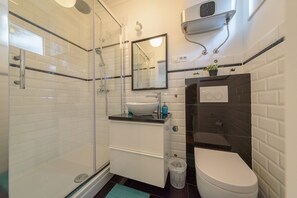 Hair dryer, towels, soap, shampoo - Marcel Zadar Studio Apartment (Zadar)