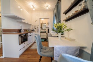 Fridge, microwave, oven, stovetop - Marcel Zadar Studio Apartment (Zadar)