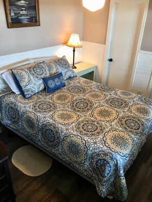 Room - 3 Bedroom/2 Bath Cottage with Pier on Mobile Bay. Two separate guest areas  (Fairhope)