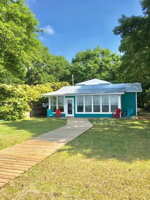 Property grounds - 3 Bedroom/2 Bath Cottage with Pier on Mobile Bay. Two separate guest areas  (Fairhope)