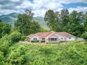 Exterior - The Perch - 3 BR, 3 BA One Level Home, Panoramic Long-Range Mountain View (Waynesville)