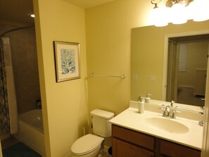 Bañera con ducha, toallas