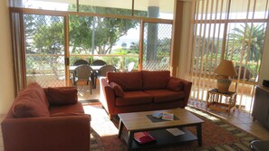 TV - POINT BRINER 4 - MAIN BEACH VIEWS, SINGLE LOCK UP GARAGE (South West Rocks)