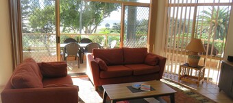 POINT BRINER 4 - MAIN BEACH VIEWS, SINGLE LOCK UP GARAGE