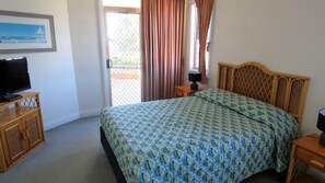 3 bedrooms - POINT BRINER 4 - MAIN BEACH VIEWS, SINGLE LOCK UP GARAGE (South West Rocks)