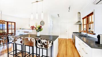 Køleskab, mikrobølgeovn, ovn, kogeplade