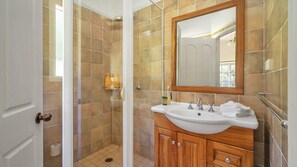 Shower, towels - Alcheringa Cottage - Amazing location with views! (KANGAROO VALLEY)