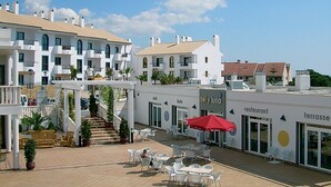 Une terrasse sur le toit avec des espaces de détente en plein air, un restaurant et un espace piscine.