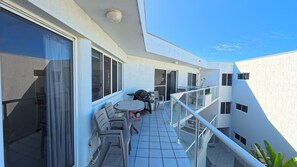 Outdoor dining - OCEANSHORES 18 LOVELY THREE BEDROOM UNIT CLOSE TO TOWN (SOUTH WEST ROCKS)
