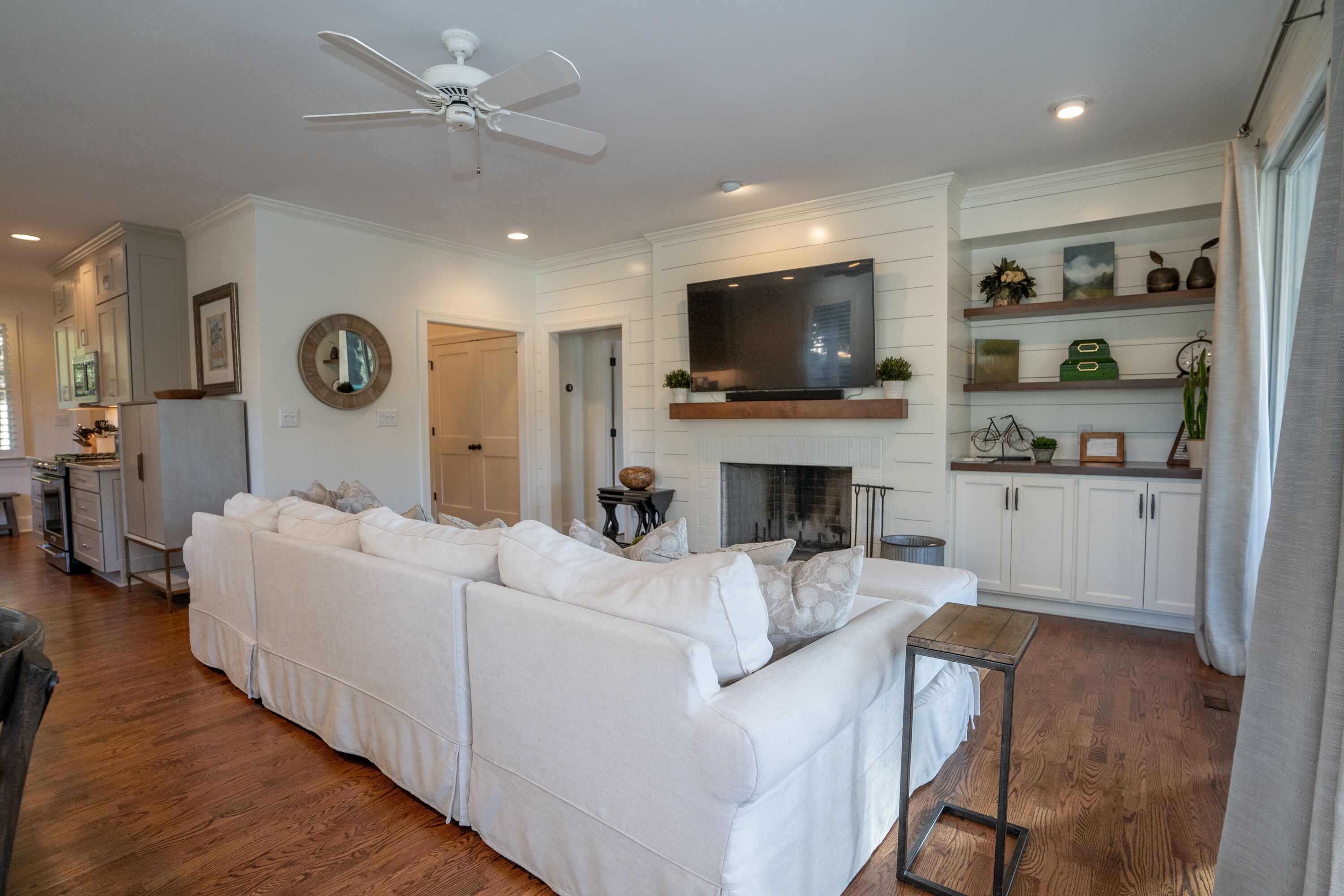 Smart TV, fireplace, stereo