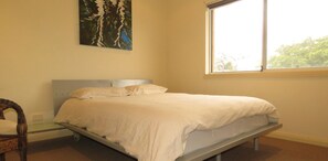 A bedroom with a bed, a window, and a painting on the wall. - SEABREEZE APARTMENTS UNIT 4 - AIRCONDITIONED CENTRE OF TOWN (South West Rocks)