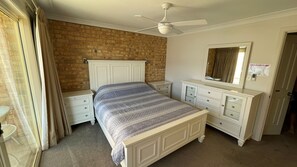 2 bedrooms - OCEANSHORES 6- LOVELY 2 BEDROOM AIR CON UNIT (South West Rocks)