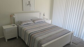 4 bedrooms, WiFi - BEACHES UNIT 1- SPACIOUS 4 BEDROOM WITH SWIMMING POOL (SOUTH WEST ROCKS)