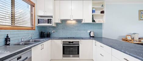 Refrigerador, microondas, horno, placa de cocina