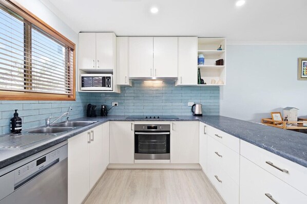 ثلاجة، ميكروويف، فرن، موقد طهي مسطح