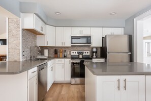 Refrigerador, microondas, horno y parrilla de estufa 