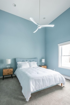 6 bedrooms, iron/ironing board, WiFi, bed sheets