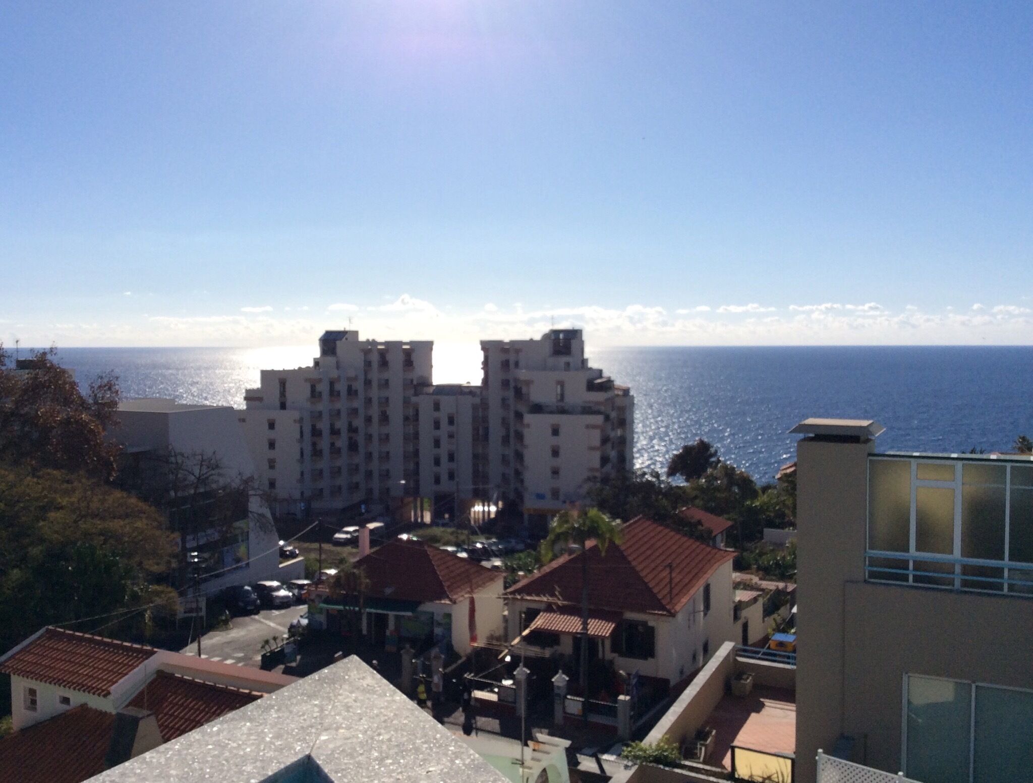 Ein Küstenwohngebiet mit Hochhäusern und Blick auf das Meer.
