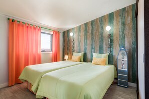 2 dormitorios, tabla de planchar con plancha, cuna de viaje