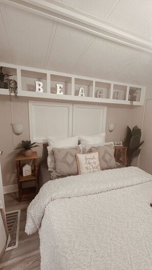 3 bedrooms, iron/ironing board, WiFi, bed sheets - Cute beach cottage across the street from the beach<br>7 night min Stay June /Sept (Panama City)