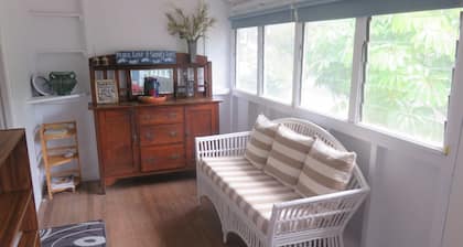 COL'S COTTAGE - 300 METRES TO THE BEACH