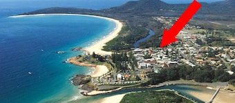 MRS MOTTEES COTTAGE - SHORT STROLL TO BEACH, AIRCONDITIONED & PET FRIENDLY.